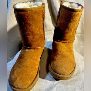 UGG women’s chestnut Classic short II size 5